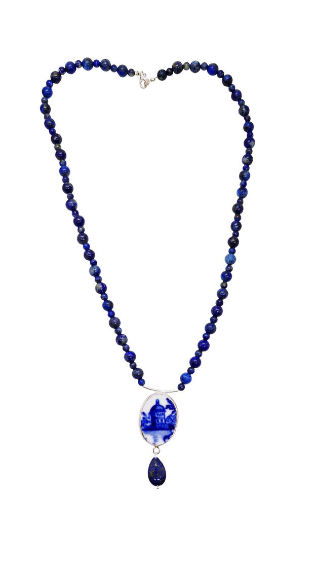Pandantiv "Foisor" din argint si fragment de portelan pe colier din Lapis Lazuli