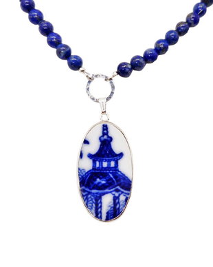 Pandantiv "Templu" din argint si fragment de portelan pe colier din Lapis Lazuli