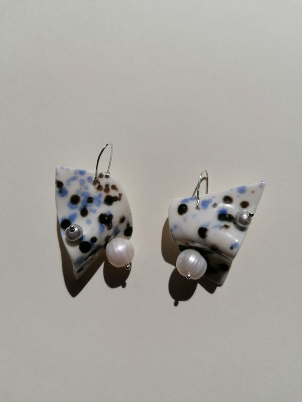 Cercei din portelan - The mermaid earrings- Blue and black dots