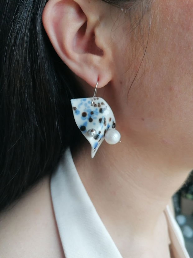 Cercei din portelan - The mermaid earrings- Blue and black dots