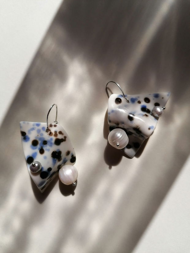 Cercei din portelan - The mermaid earrings- Blue and black dots