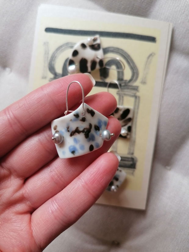 The mermaid earrings- cercei din portelan cu tortita -blue and black dots