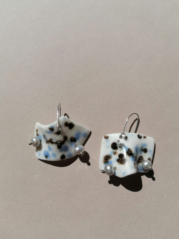 The mermaid earrings- cercei din portelan cu tortita -blue and black dots