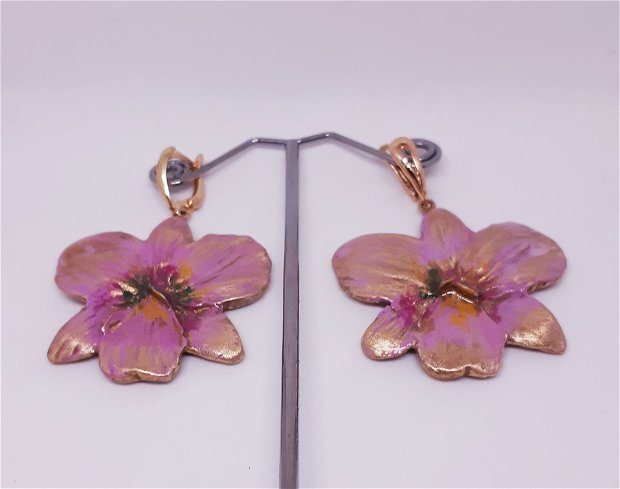 Cercei de autor, atarnatori, orhidee din bronz auriu pictat cu rasina UV auriu