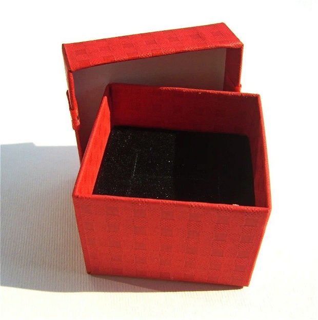 Cutie cadou rosie cu fundita pentru inel sau cercei aprox 3,5×4,7×4,7 cm