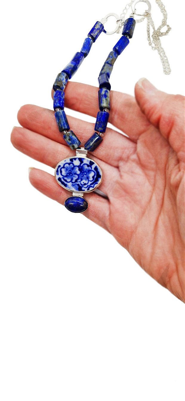 Pandantiv "Blue roses" din argint si fragment de portelan pe colier din Lapis Lazuli