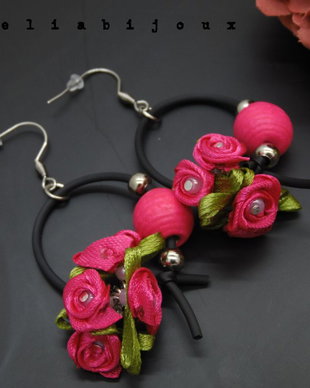 Cercei handmade statement unicat -flori - satin si lemn (cod1031)