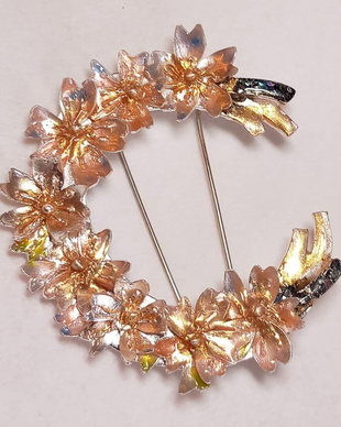 Brosa de autor, coronita de flori de sakura din argint fin pictat cu rasina UV si decorat cu inlay de sidef si pulbere de aur