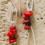 Cercei handmade din cipsuri de coral si zale din alama placate cu argint