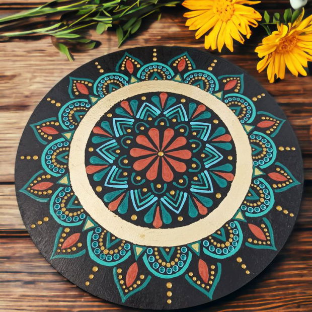 Pictura Mandala Realizata Cu Culori Acrilice Pe Suport De Lemn, 30 Cm