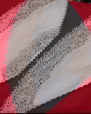 Fata de masa cu dantela