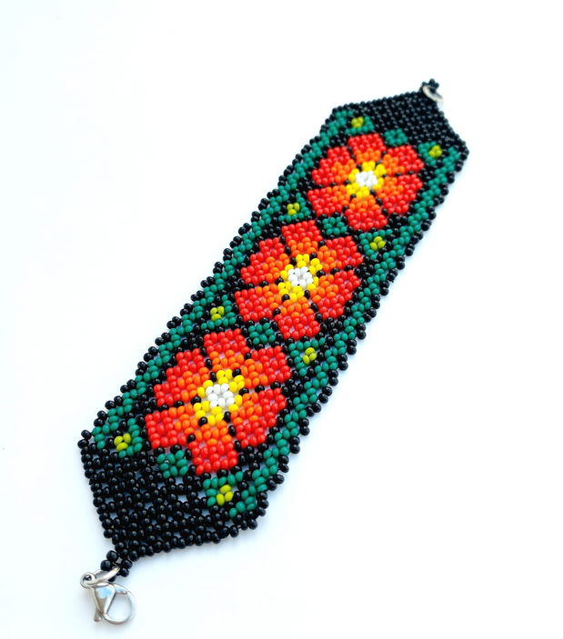 Bratara huichol model cu flori