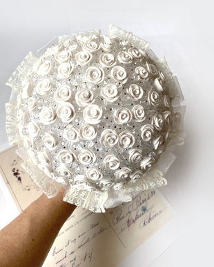 Buchet bijuterie cu miniroze albe・Nunta romantica・Decor nunta・Ziua nuntii