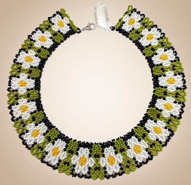 Colier traditional din margele cu flori