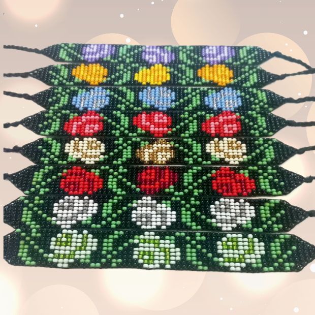 Bratara traditionala din margele cu model floral