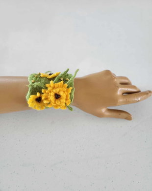 Bratara impaslita cu floricele galbene