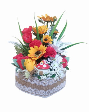Aranjament floral unicat cu casuta ciupercuta rosie
