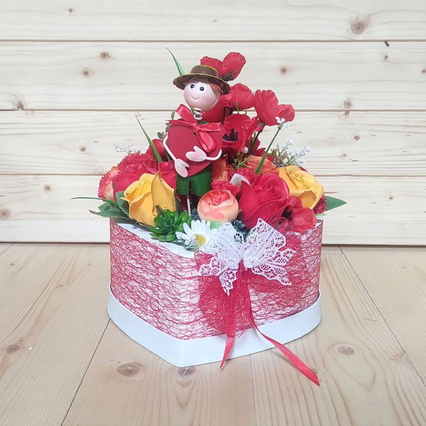 Aranjament floral cu baiat cu inima rosie