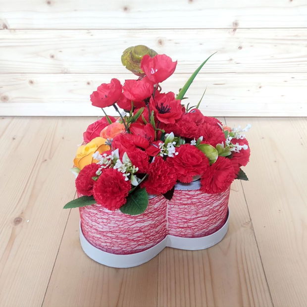 Aranjament floral cu baiat cu inima rosie