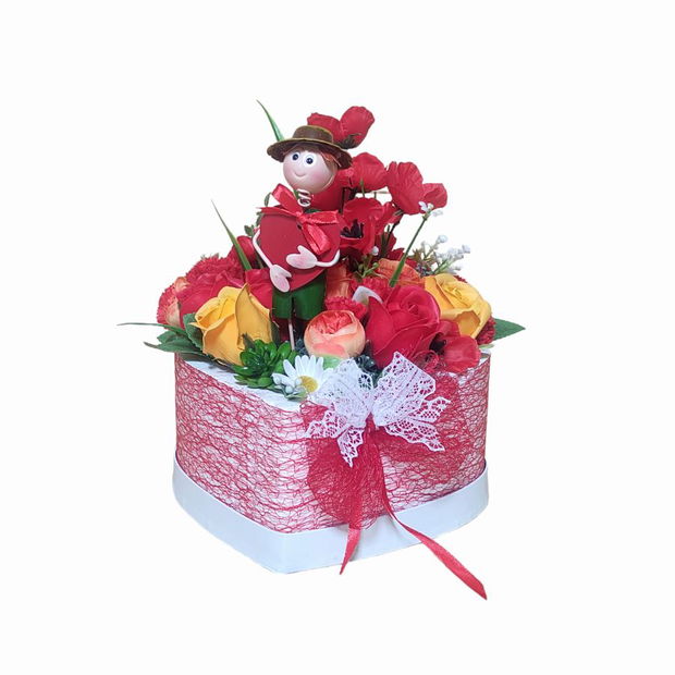 Aranjament floral cu baiat cu inima rosie