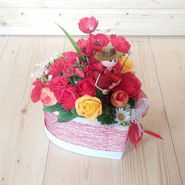 Aranjament floral cu baiat cu inima rosie