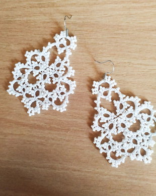 Cercei albi din dantela frivolite, cercei lucrati cu suveicuta, bijuterii dantela tatting