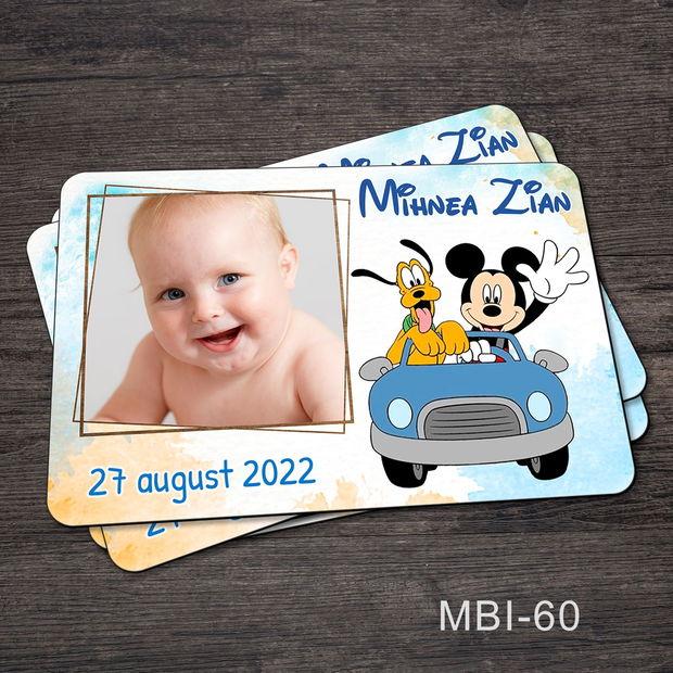 Marturii ieftine botez - Magneti personalizati pentru baieti cu Mickey Mouse si Pluto in masinuta