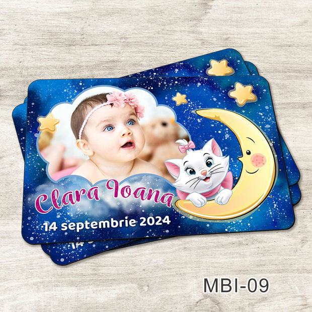 Marturii ieftine botez - Magneti personalizati pentru fetite cu Pisicuta Marie pe luna