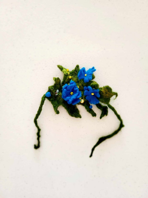 Bratara impaslite cu floricele albastre