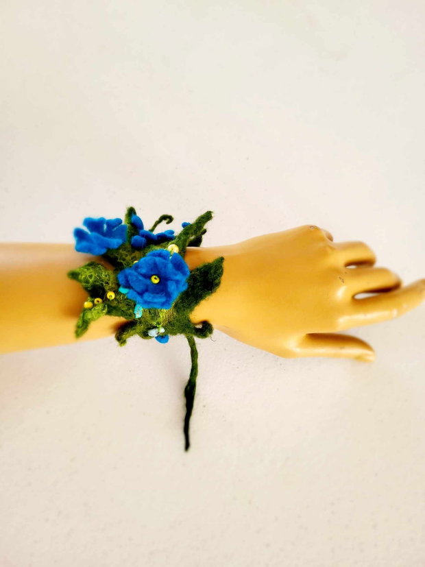 Bratara impaslite cu floricele albastre