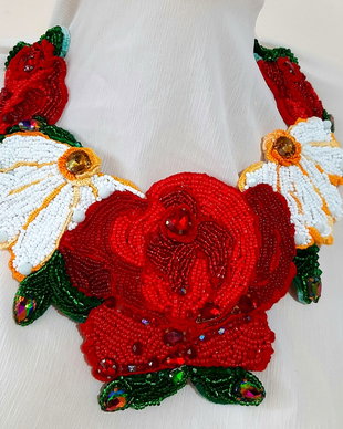 Colier cu broderie din ață și cu mărgele .Rezervat