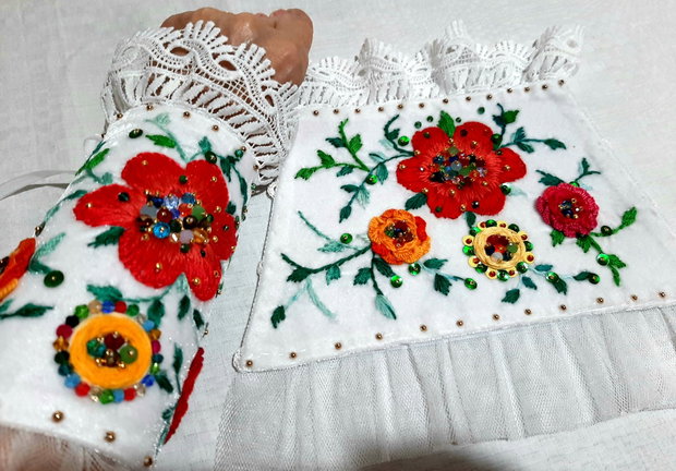 Mansete albe brodate .set