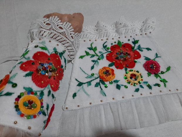 Mansete albe brodate .set