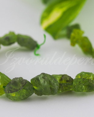 Peridot 8.5-13x6.5-9mm, cod P02 (1)