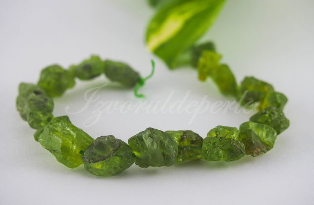 Peridot 8.5-13x6.5-9mm, cod P02 (1)