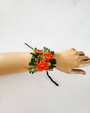Bratara impaslita cu floricele portocalii