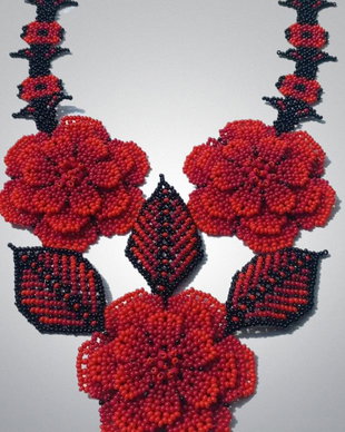 Colier flori rosii