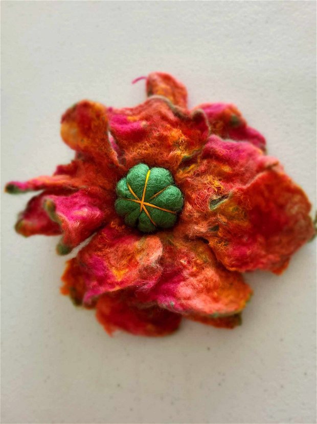Brosa- Floare supradimensionata impaslita