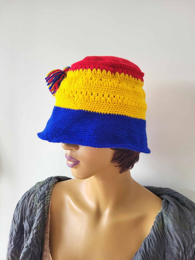 Palarie crosetata - HAI ROMANIA!