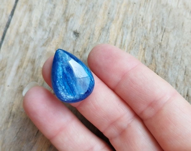 Cabochon kyanite, 25x17 mm