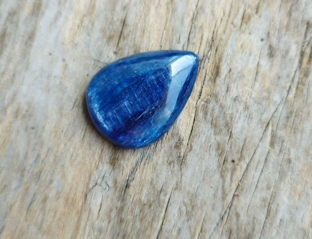 Cabochon kyanite, 25x17 mm