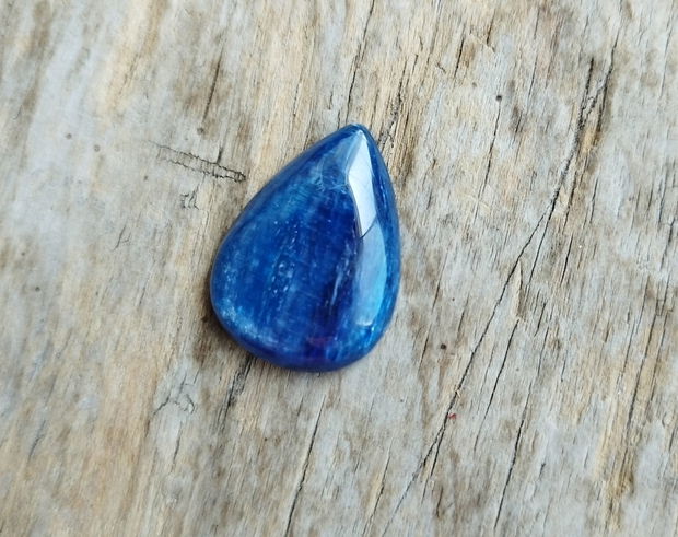 Cabochon kyanite, 25x17 mm