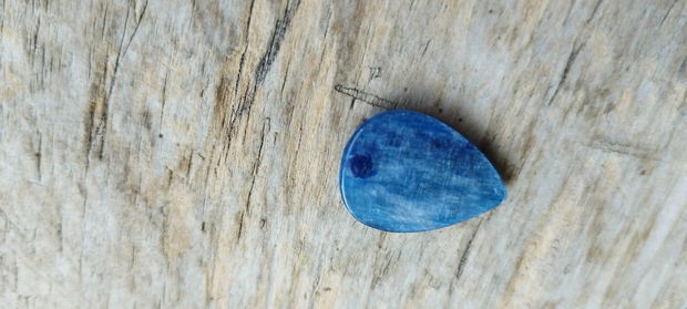 Cabochon kyanite, 25x17 mm