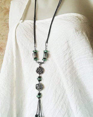 colier lung cu trandafiri antichizati si margele lampwork