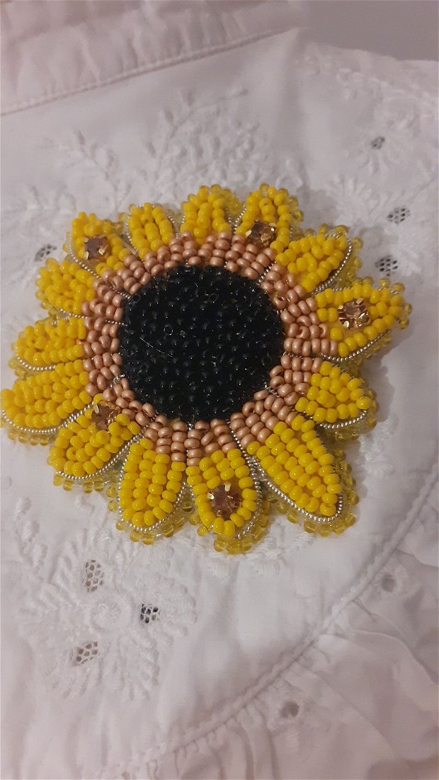 Broșă Floarea soarelui cusută cu mărgeluțe