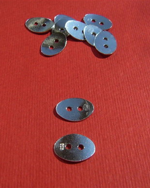 Nasture  usor arcuit din argint .925 placat cu rodiu aprox 13x9.5x1 mm