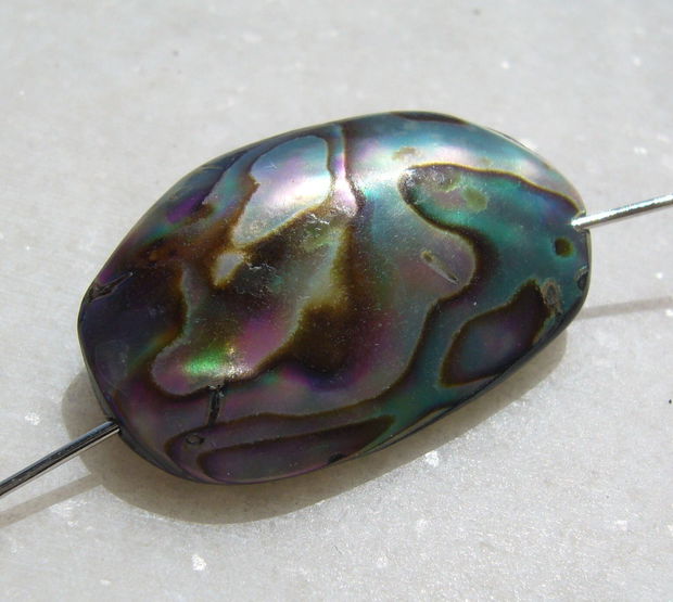 Pandant din scoica paua abalone gaurit pe lungime aprox 30x19x9 mm