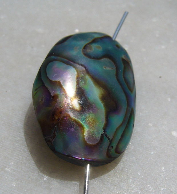 Pandant din scoica paua abalone gaurit pe lungime aprox 30x19x9 mm