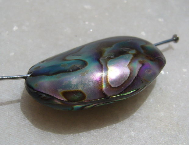 Pandant din scoica paua abalone gaurit pe lungime aprox 30x19x9 mm