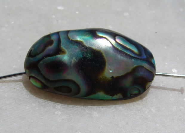 Pandant din scoica paua abalone gaurit pe lungime aprox 30x19x9 mm